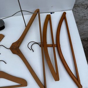 Lote de Perchas Antiguas de Madera y Plástico - imagen 4