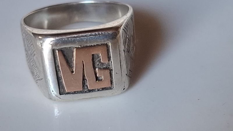 Lote anterior: Anillo de plata y oro con iniciales
