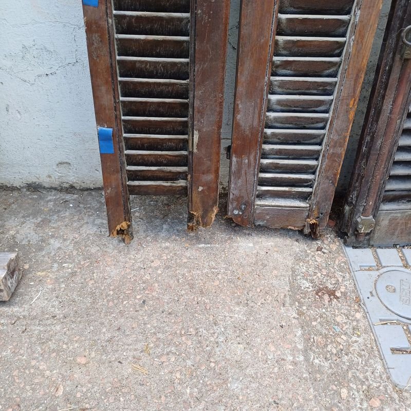 Ventana con dos hojas batientes y postigos en cedro - imagen 2