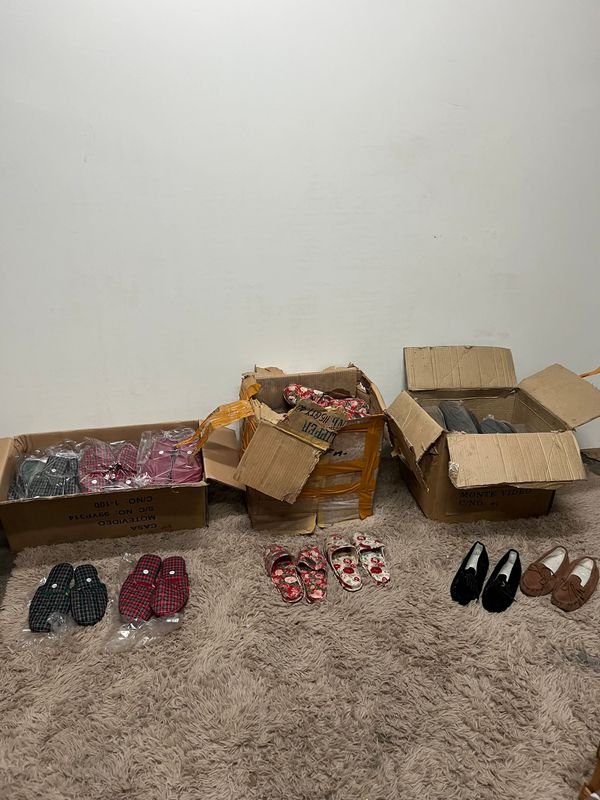 Lote de Más de 60 Pares de Pantuflas y Mocasines Variados