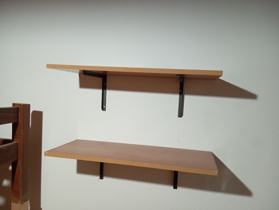 Lote anterior: Estanterías de madera con soportes metálicos