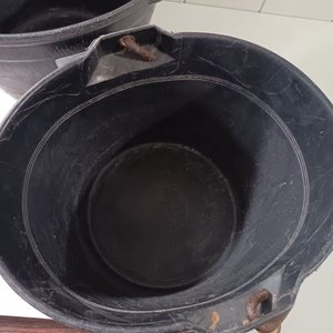 Dos Baldes Negros de Plástico con Manijas Metálicas - imagen 3