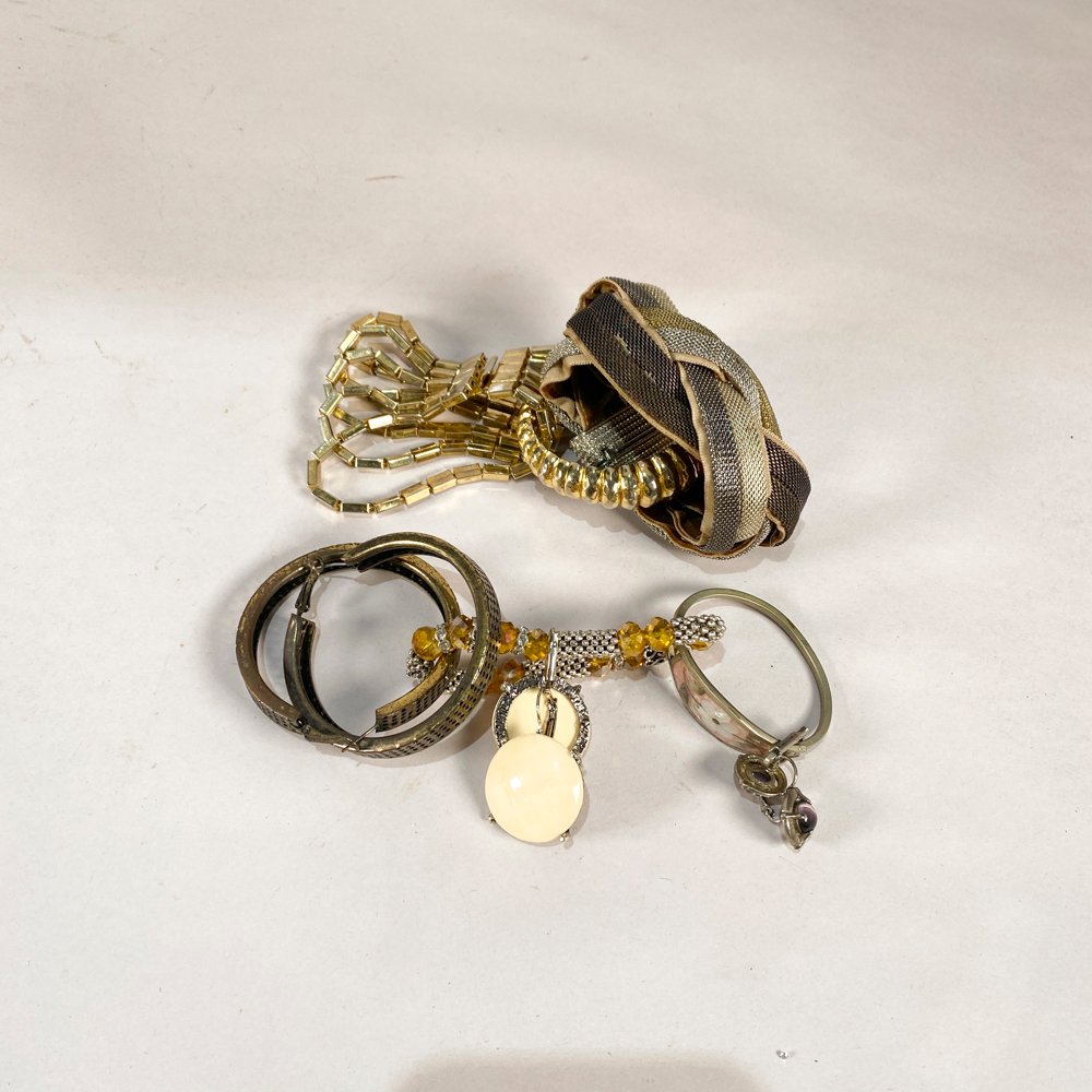 Lote de 8 Piezas: 2 Pares de Aretes y 6 Brazaletes Variados