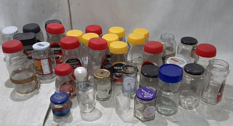 Lote siguiente: Colección de frascos de vidrio con tapas y etiquetas