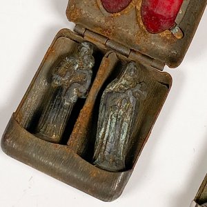 Dos Relicarios Metálicos con Figuras Religiosas - imagen 3