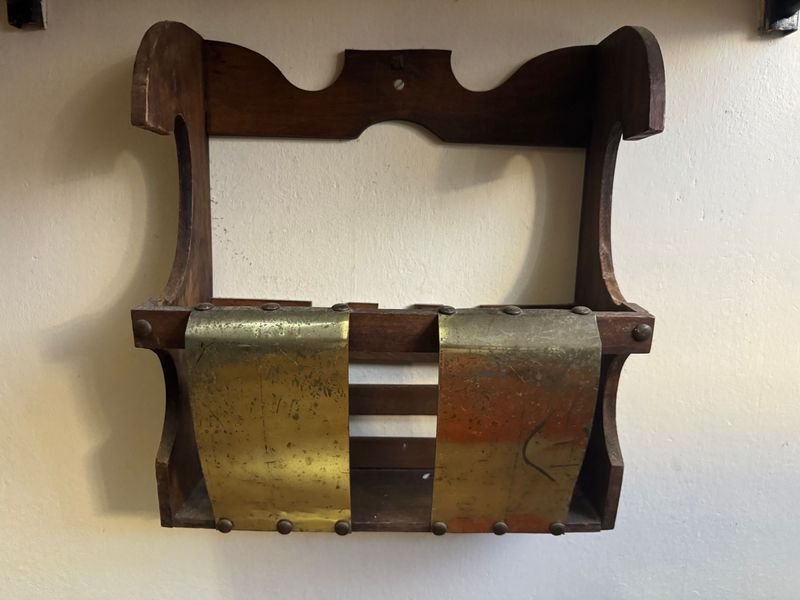 Lote siguiente: Revistero aéreo en madera y bronce