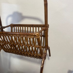 Revistero de Mimbre con Asa y Patas - imagen 2