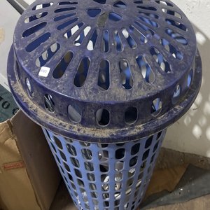 Lote siguiente: Canasto de Plástico Azul con Tapa