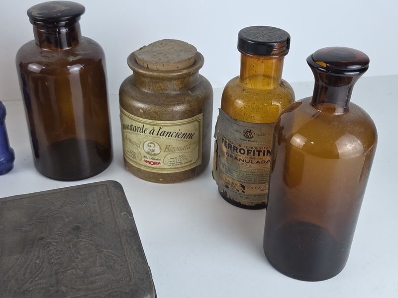Colección de latas antiguas y objetos decorativos - imagen 6