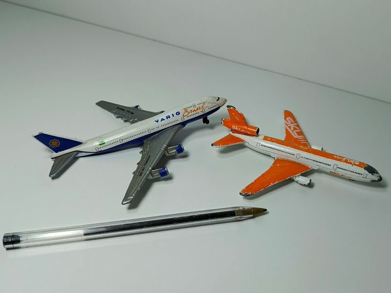 Juguetes a escala metálicos de aviones Varig Brasil y Skylink - imagen 2