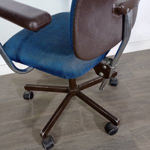 Silla de Escritorio Giratoria Azul con Apoyabrazos Marrones - imagen 5