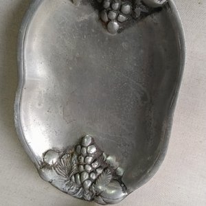 Dos Bandejas de Peltre con Diseño de Frutas - imagen 3