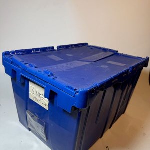 Lote siguiente: Cajón Azul de PVC con Tapa y Varios Accesorios de Grifería