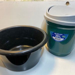 Papelera Plástica Verde 20L con Tapa Vaivén Gris y Base Negra - imagen 2