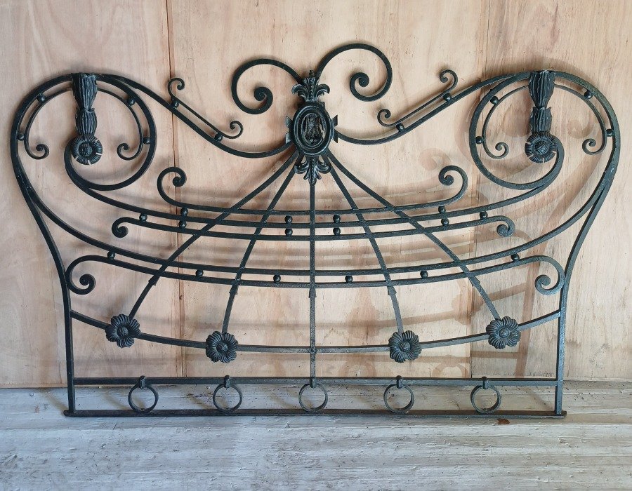 Lote siguiente: Decorativa reja antigua en hierro forjado con apliques