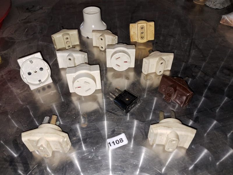 Lote de adaptadores y fichas eléctricas en buen estado - imagen 3