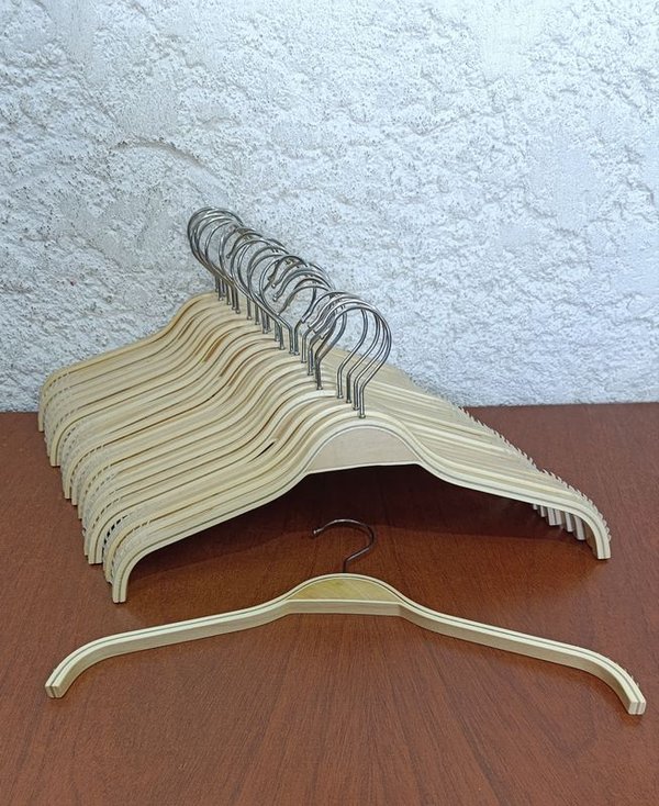 Perchas en madera de alta calidad