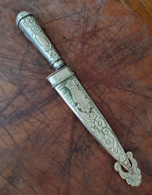 Cuchillo de plata con diseño floral y cuchara - imagen 3