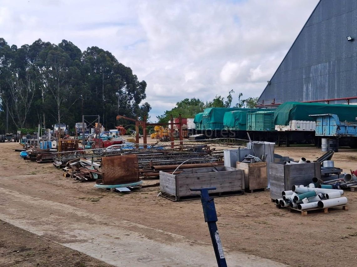 Lote de materiales y equipos industriales variados