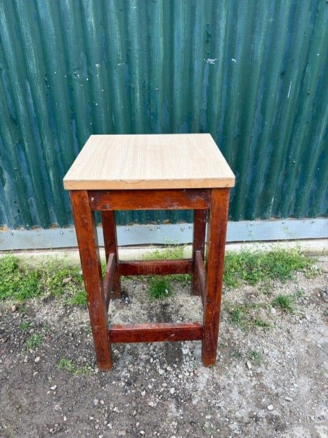 Mesita Alta de Madera Clara y Oscura