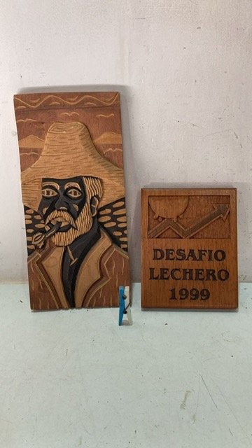 Lote siguiente: Dos cuadros tallados en madera con desafío lecheo 1999