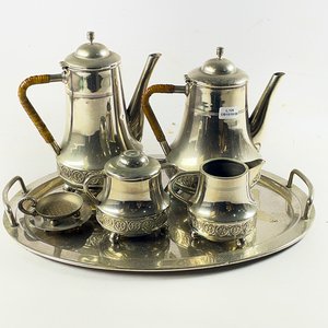 Juego de Seis Piezas Metálicas para Servir: Bandeja, Tetera, Cafetera, Azucarero, Lechera y Colador - imagen 1