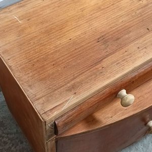 Mueble bajo de madera con ruedas y puertas curvas - imagen 4