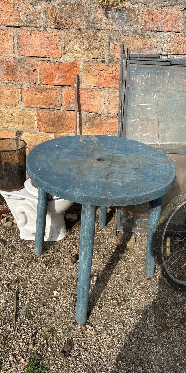 Mesa redonda de madera pintada de azul