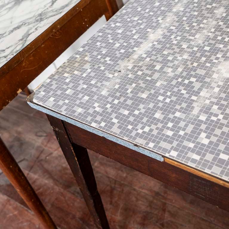Mesas de madera con detalles en la madera y superficies de mármol - imagen 2