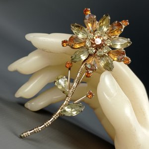 Pulsera Dorada y Dos Prendedores Vintage con Piedras Sintéticas - imagen 8