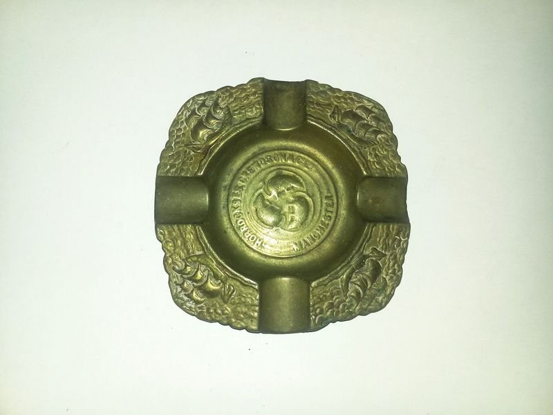 Lote siguiente: Cenicero de bronce antiguo de colección
