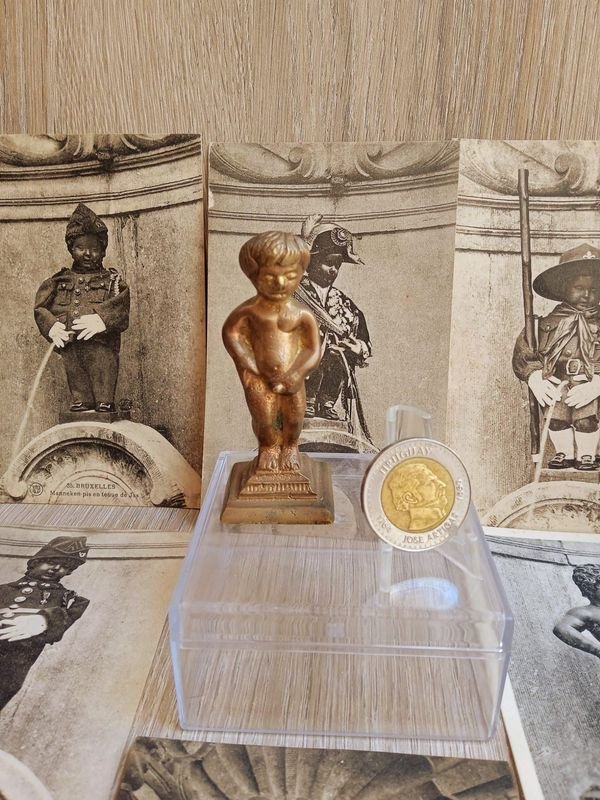 Figura de Bronce de Manneken Pis con Postales - imagen 2