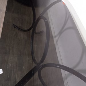 Mesa Oval de Vidrio con Base de Hierro - imagen 7