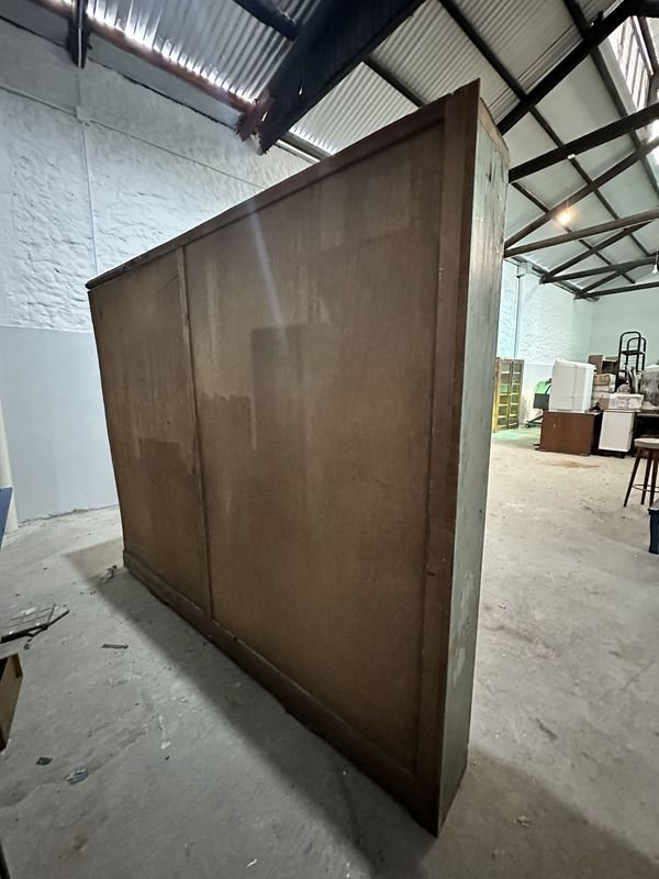Librería de madera con tres puertas - imagen 7
