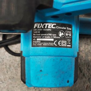 Sierra Circular Eléctrica Fixtec con Disco y Base Metálica - imagen 3