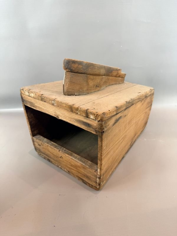 Caja Antigua de Lustrabotas de Madera - imagen 1