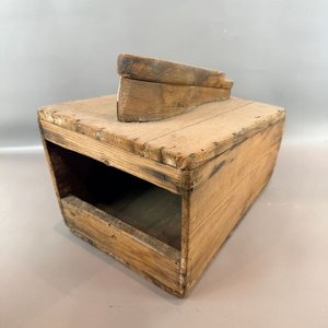 Lote siguiente: Caja Antigua de Lustrabotas de Madera