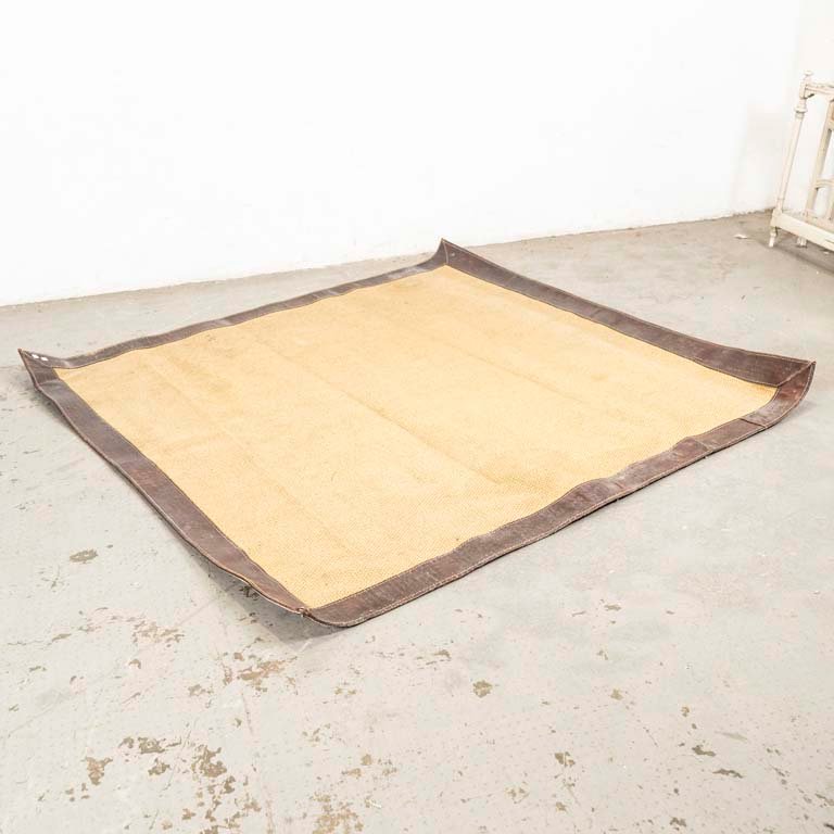 Lote siguiente: Alfombra de yute con guarda de cuero para limpiar