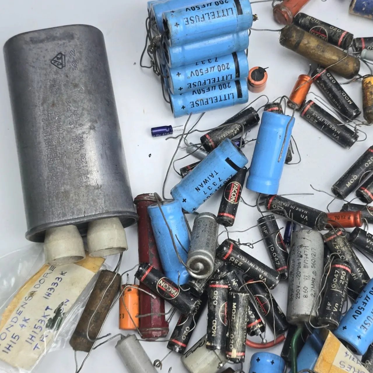 Item lote-06-condensadores-varios - Image 0