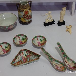 Lote de Adornos Orientales y Variados: Figuras, Elefantes, Floreros y Vasijas en Hueso, Piedra y Loza - imagen 9