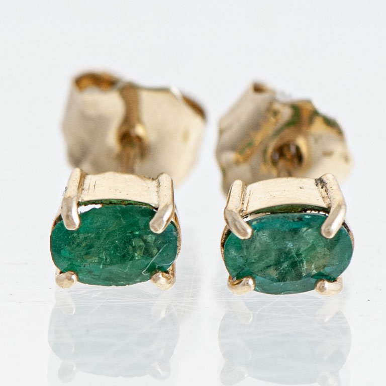 Lote siguiente: Pare de aretes de oro con esmeraldas