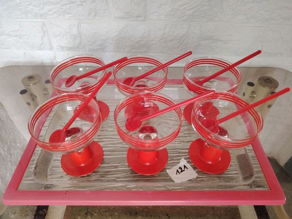 Set de 6 Copas de Vidrio con Cucharitas y Bandeja Acrílica Roja - imagen 1