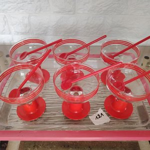 Set de 6 Copas de Vidrio con Cucharitas y Bandeja Acrílica Roja - imagen 1