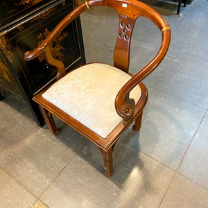 Sillón de estilo oriental con detalles dorados y tapizado floral - imagen 3