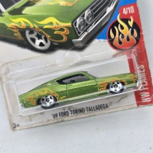 Hot Wheels Ford Torino Talladega '69 Verde con Llamas - imagen 2