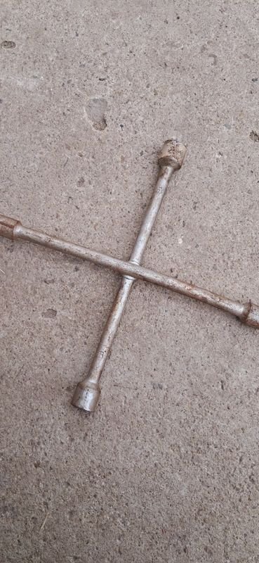 Llave Cruz para Ruedas de Auto