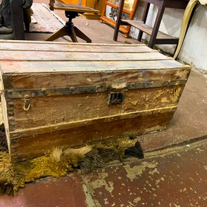 Baúl Antiguo de Madera con Herrajes Metálicos y Cuero - imagen 2