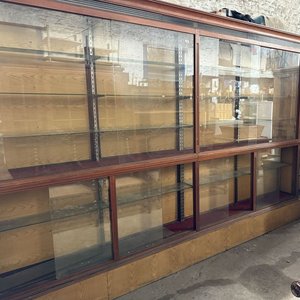 Vitrina Exhibidora Grande de Madera y Vidrio con Luz Interna - imagen 3
