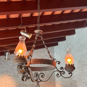 Lámpara Colgante de Hierro Forjado con 3 Brazos y Tulipanes - imagen 3