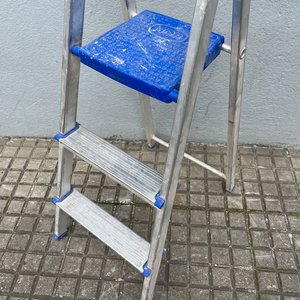 Escalera Plegable de Aluminio con 3 Escalones y Asiento Azul - imagen 3